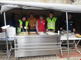 Kaş’ta depremzedelere sıcak yemek desteği