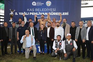 5. Geleneksel Kaş Belediyesi Yağlı Pehlivan Güreşleri'nin Başpehlivanı Erkan Taş oldu