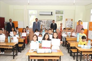 Kaş Belediye Başkanı Ulutaş, öğrencilere karne dağıttı