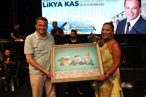 Demet Akalın Kaş’ta konser verdi